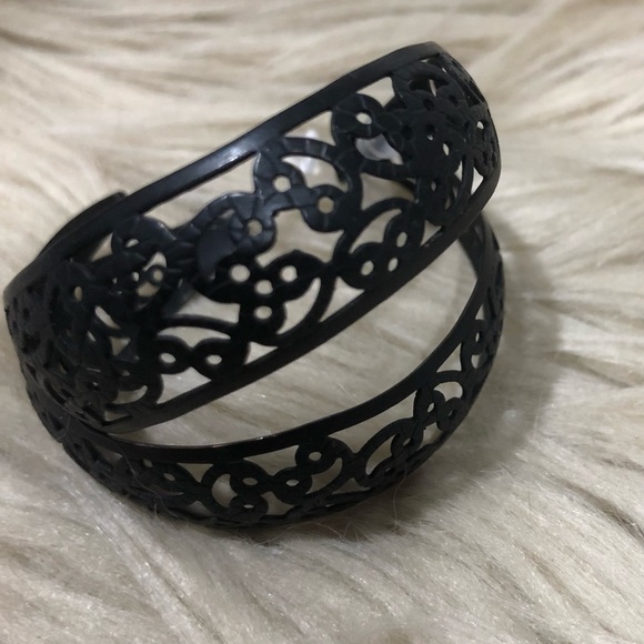 Black bracelet & earrings - Picture 6 of 7